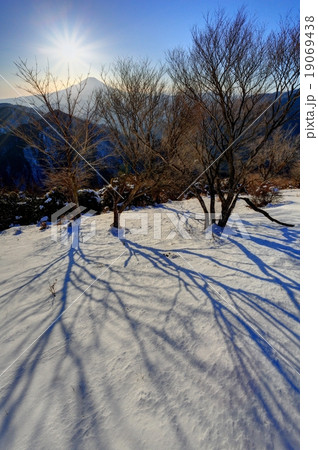 丹沢・鍋割山から傾いた陽と富士山 19069438