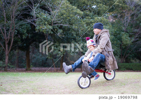 子供用の自転車に二人乗りする親子 19069798