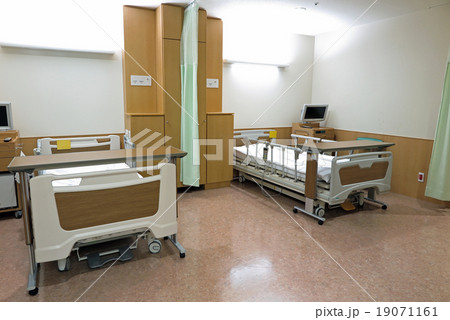 病院のベッド 並びの写真素材