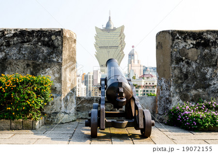 Old cannon and new casino building, Macau 19072155