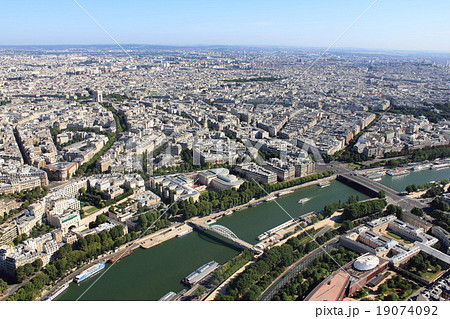 エッフェル塔から見たパリ市立近代美術館  エッフェル塔から見たパリ市立近代美術館  19074092