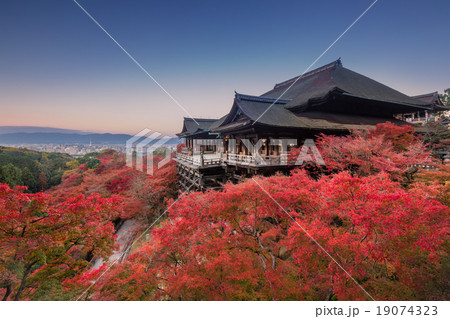 秋の清水寺 19074323