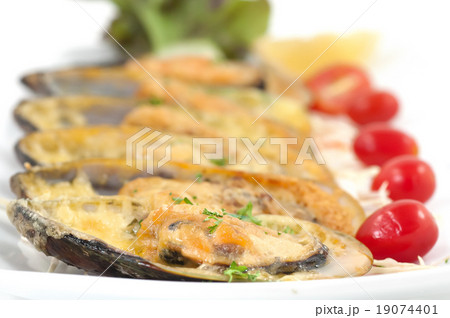 Grilled mussels with cheese and cherry tomatoes Grilled mussels with cheese and cherry tomatoes 19074401