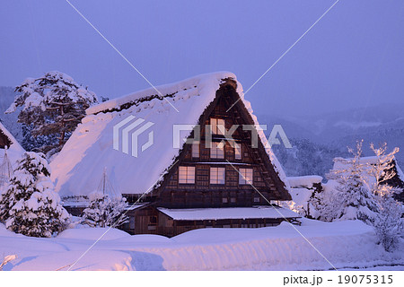 白川郷ライトアップ 19075315