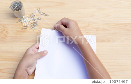 Hands hold paper clip 19075467