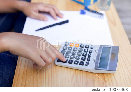 Businesswoman's working hand on calculator 19075468