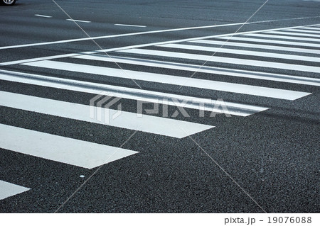 横断歩道の白線についたブレーキ痕 19076088