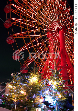 神戸 ハーバーランド 観覧車 夜景 クリスマスツリーの写真素材