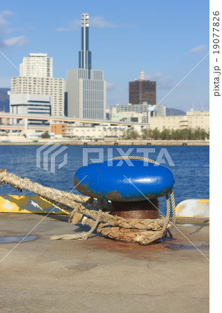 神戸港 青い係留柱 神戸港 青い係留柱 19077826