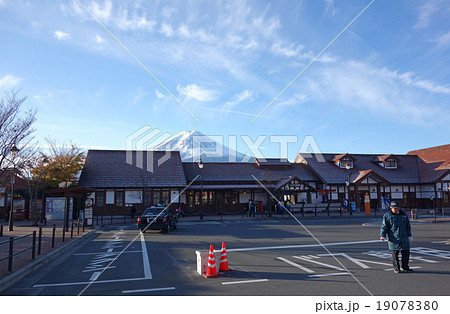 河口湖駅と富士山（山梨県富士河口湖町） 19078380