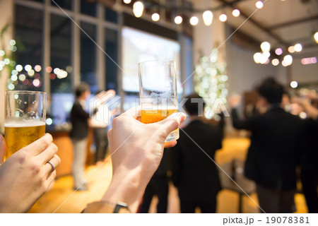 パーティで乾杯 19078381