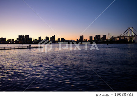 レインボーブリッジと東京湾 19080733