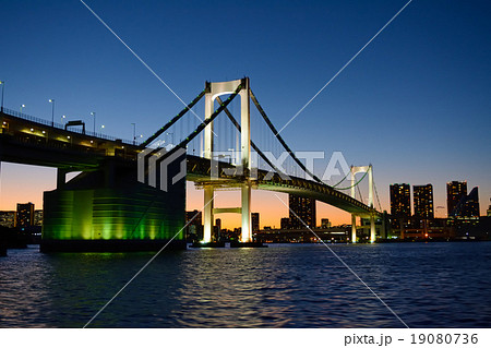 レインボーブリッジと東京湾 19080736