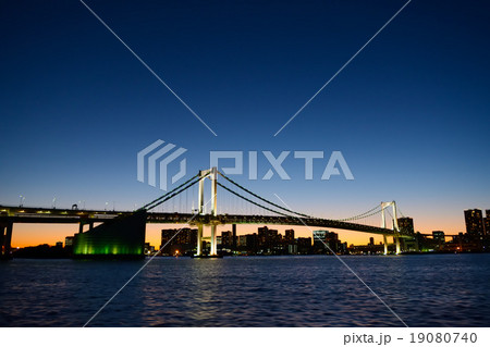 レインボーブリッジと東京湾 19080740
