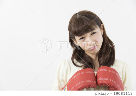 しょんぼりする女性 19081115