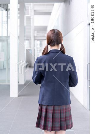 女子高生 学校の廊下の写真素材