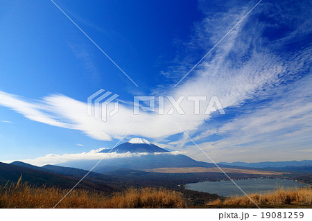 富士山と山中湖（鉄砲木の頭から） 19081259