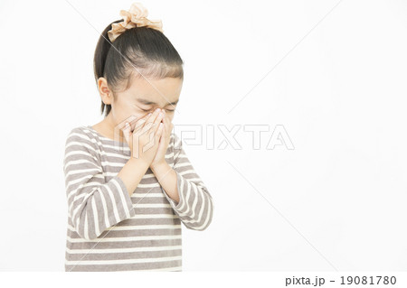 くしゃみをする女の子　小学生　風邪を引く女の子 19081780