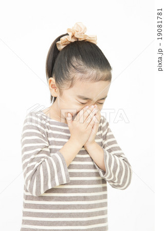 くしゃみをする女の子　小学生　風邪を引く女の子 19081781