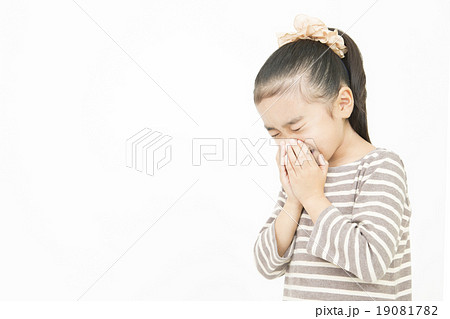 くしゃみをする女の子　小学生　風邪を引く女の子 19081782