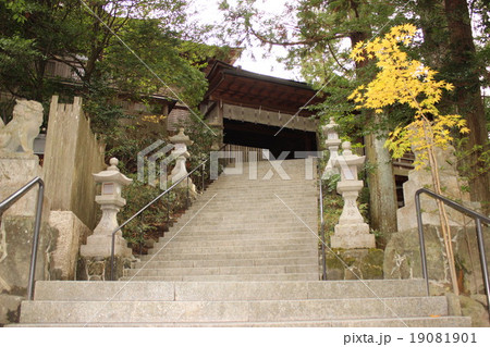 天河大弁財天社 本殿 入口階段の写真素材 [19081901] - PIXTA