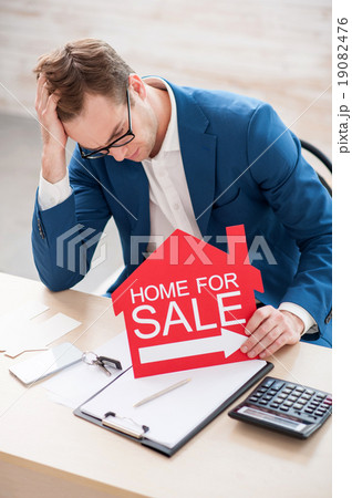 Estate agent is waiting for clients without 19082476
