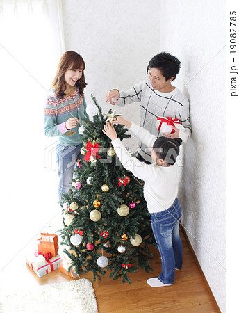 クリスマスツリーを飾る家族 クリスマスツリーを飾る家族 19082786
