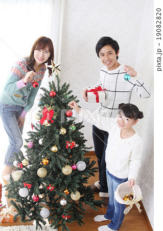 クリスマスツリーを飾る家族 19082820
