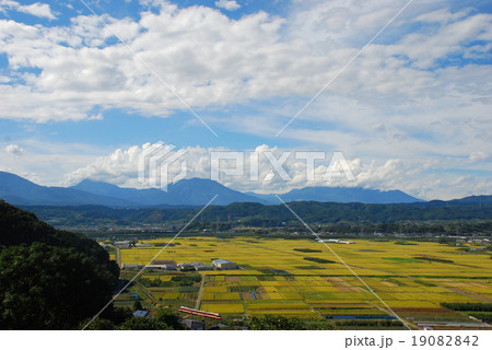 秋の延徳田んぼを行く 長野電鉄ロマンスカー(長野県中野市) 秋の延徳田んぼを行く 長野電鉄ロマンスカー(長野県中野市) 19082842