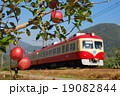 赤いリンゴとリンゴ電車（長野電鉄2000系） 19082844