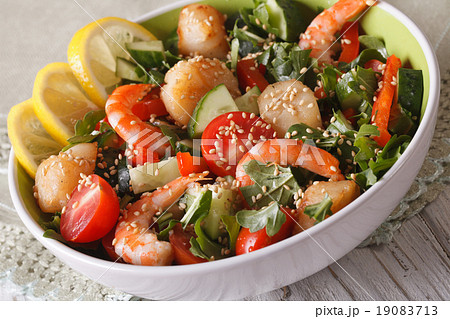 Fresh salad with shrimp, scallops and vegetables 19083713