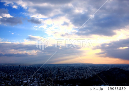 三角山から見る朝日に照らされた札幌の冬景色 19083889