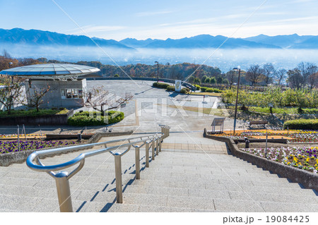 【山梨県】笛吹川フルーツ公園と朝霧の甲府盆地 19084425