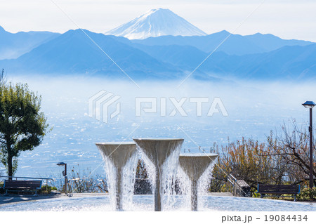 【山梨県】笛吹川フルーツ公園と朝霧の甲府盆地 19084434