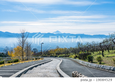 【山梨県】笛吹川フルーツ公園と朝霧の甲府盆地 19084529
