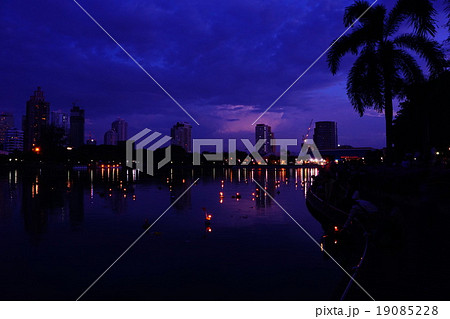 Loy Krathong at Benjakitti Park（ベンジャキティ公園のロイクラトン） 19085228