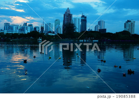 Loy Krathong at Benjakitti Park（ベンジャキティ公園のローイクラトン） 19085388
