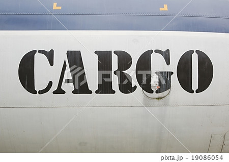 Cargo label on aircraft 19086054