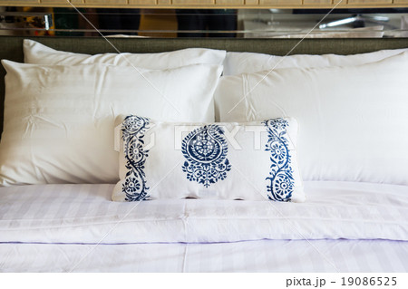 Modern bedroom style 19086525