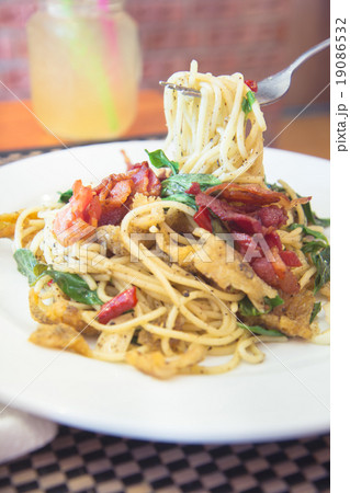 Spaghetti with hot basil chili and bacons Spaghetti with hot basil chili and bacons 19086532