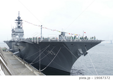 いずも　護衛艦　横浜　大桟橋 19087372