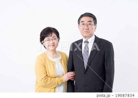 シニアのビジネスマンと妻 19087834