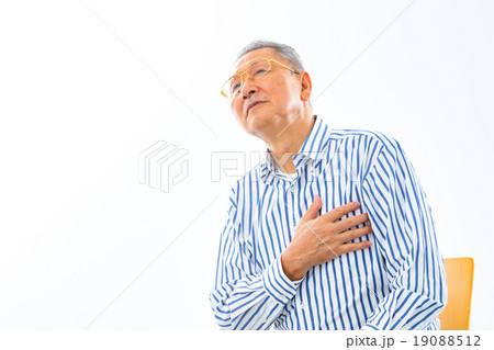 動悸　息切れ　心筋梗塞　更年期障害　体調不良　健康関連　男性　おじいちゃん　祖父　シニア　シニア世代 19088512