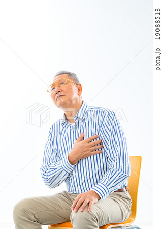 動悸　息切れ　心筋梗塞　更年期障害　体調不良　健康関連　男性　おじいちゃん　祖父　シニア　シニア世代 19088513
