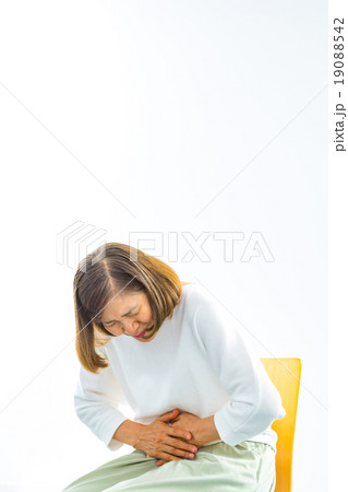 腹痛 お腹が痛い 更年期 体調不良 健康関連 女性 おばあちゃん 祖母 シニア シニア世代 腹痛 お腹が痛い 更年期 体調不良 健康関連 女性 おばあちゃん 祖母 シニア シニア世代 19088542