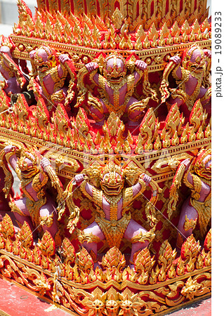 Giants statue under pagoda 19089233