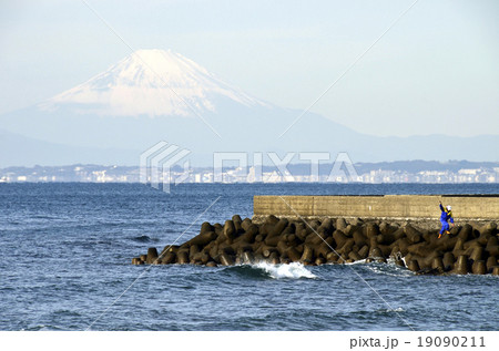 東京湾にうっすら浮かぶ富士山 19090211