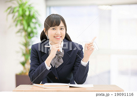 机に座って勉強している制服姿の女子高生のポーズ 机に座って勉強している制服姿の女子高生のポーズ 19091116