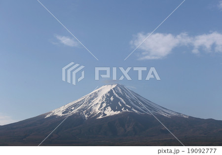 Mount Fuji views in blue sky background. 19092777