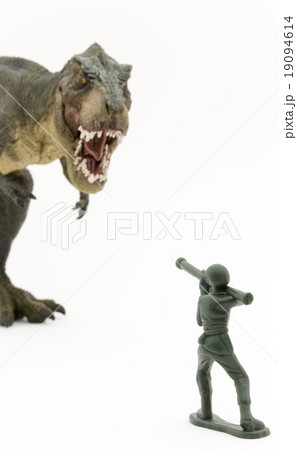 ティラノサウルス vs. バズーカを持った兵隊 19094614
